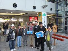 写真：ドラマ関係者の皆さんと松山市長