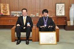 写真：高原淳さんと松山市長