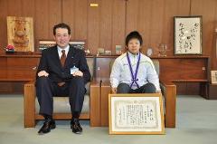 写真：村田夏南子さんと松山市長