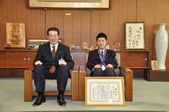 写真：小橋勇利さんと松山市長