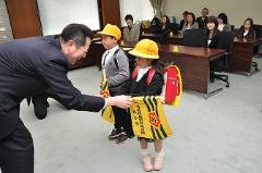 写真：新入学児童に交通安全用具を贈呈する松山市長