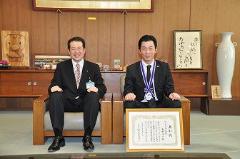 写真：矢野浩一さんと松山市長