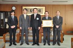 写真：ナブテスコ株式会社の皆さんと松山市長