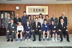 写真：体験学習に参加した子どもたちと松山市長