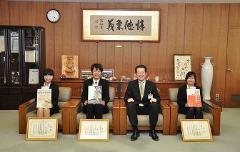 写真：入賞した学生の皆さんと松山市長