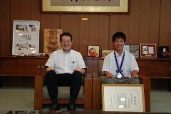 石田湧次さん（右）と松山市長