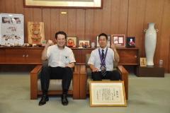 永木伸児さん（右）と松山市長