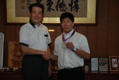 中矢力さん（右）と松山市長