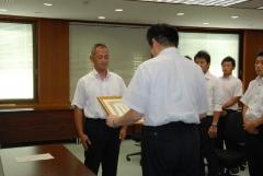表彰状を贈る松山市長