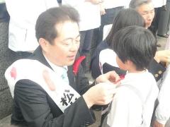 園児に赤い羽根を付ける松山市長