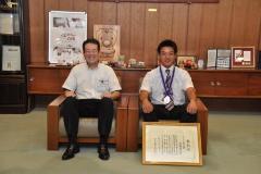 佐藤將光さん（右）と松山市長