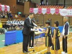 表彰状を贈呈する松山市長
