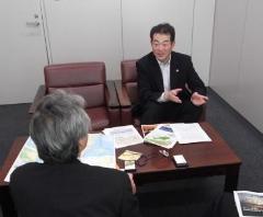 インタビューに答える松山市長
