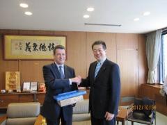 駐日スペイン大使（左）と松山市長