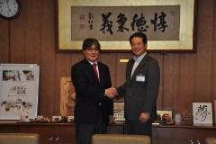 在大阪モンゴル国総領事館総領事（左）と松山市長