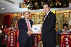 陳玉峰董事長（左）と松山市長（右）