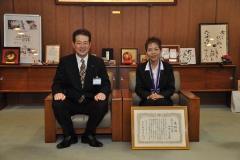田中やす子さん（右）と松山市長