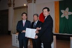 左から愛媛県知事、市川代表取締役社長、松山市長