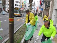 清掃活動を行う松山市長