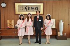 写真：松山マドンナ大使の皆さんと松山市長