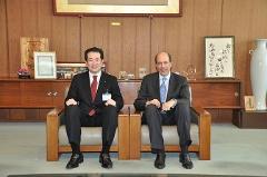 写真：ジョン・ルース駐日米国大使と松山市長