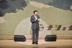 写真：歌謡チャンピオン大賞で挨拶する松山市長
