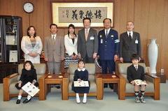 写真：新入学児童の皆さんと松山市長