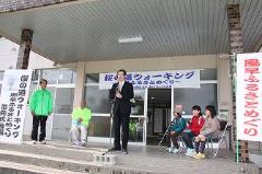 写真：出発式で挨拶する松山市長