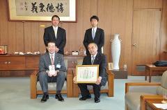 写真：松山北ロータリークラブの皆さんと松山市長