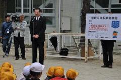 写真：授与式で挨拶する松山市長