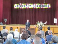 写真：開会式で挨拶する松山市長