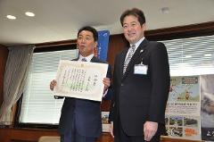 写真：五木ひろし氏と松山市長