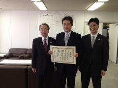 写真：四国運輸局長から表彰を受ける松山市長
