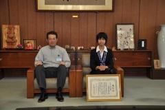 写真：近藤智絵子さんと松山市長