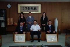 写真：左から月波光貴穂さん、松山市長、村上洋平さん