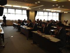 写真：会議で質問、発言する松山市長