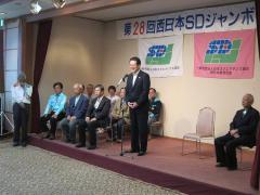 写真：開会式で挨拶する松山市長