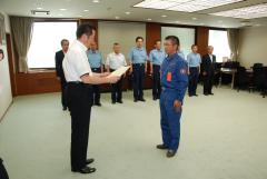 写真：徳吉団員（右）に表彰状を授与する松山市長