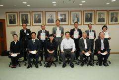 写真：事業所の皆さんと松山市長