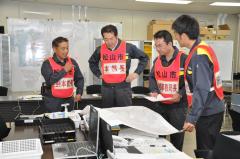写真：訓練で被害状況を確認する松山市長