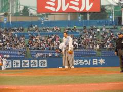 写真：始球式のマウンドに上がる松山市長