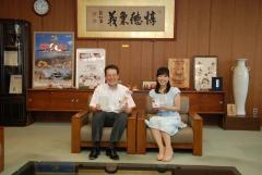 写真：神野紗希さん（右）と松山市長