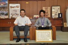 写真：青野令さん（右）と松山市長