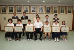 写真：入賞者の皆さんと松山市長