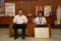 写真：河本結さん（右）と松山市長