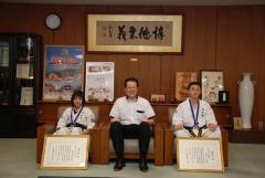 写真：左から宮内梨子さん、松山市長、原田一晟さん