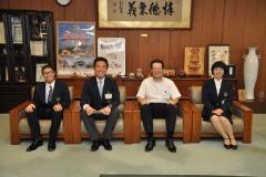 写真：青年海外協力隊の皆さんと松山市長