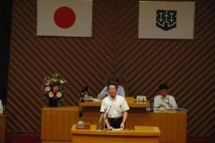 写真：一般質問に対し答弁をする松山市長