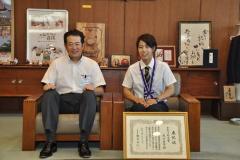 写真：黒河香菜さん（右）と松山市長