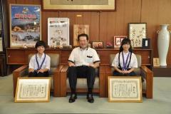 写真：左から村上智則さん、松山市長、久保真希さん